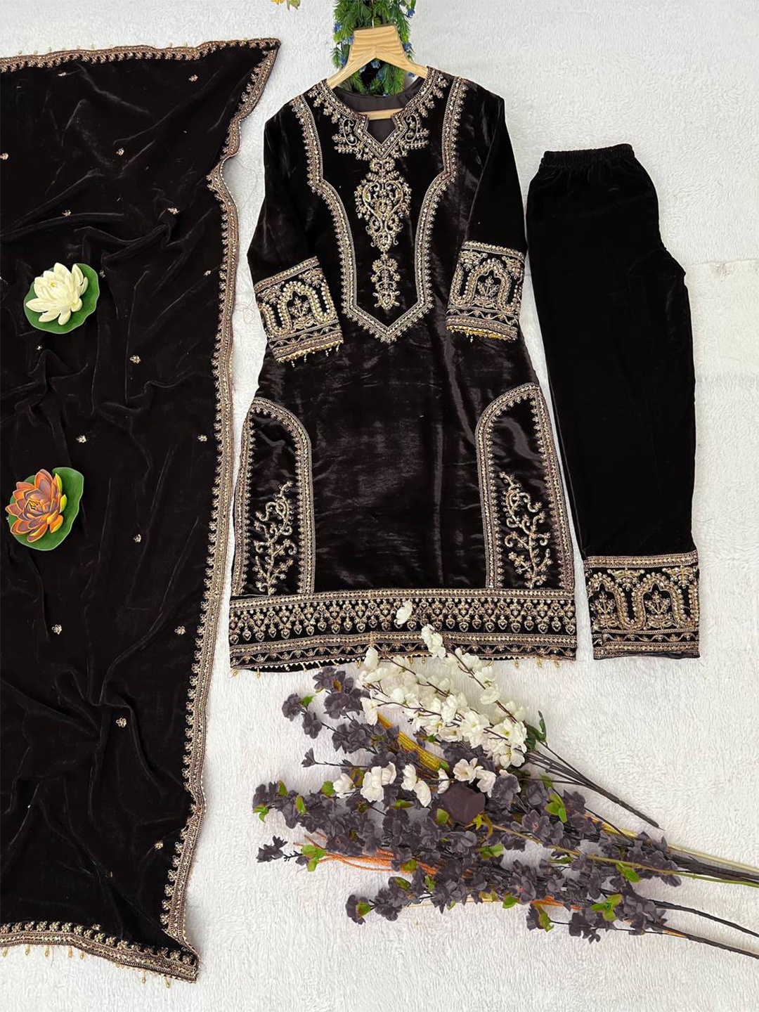 ZIBLON Floral Embroidered Sequinned Work Velvet Pakistani Kurta With Trouser & Dupatta, Black
ZIBLON Floral Embroidered Sequinned Work Velvet Pakistani Kurta With Trouser & Dupatta, Black