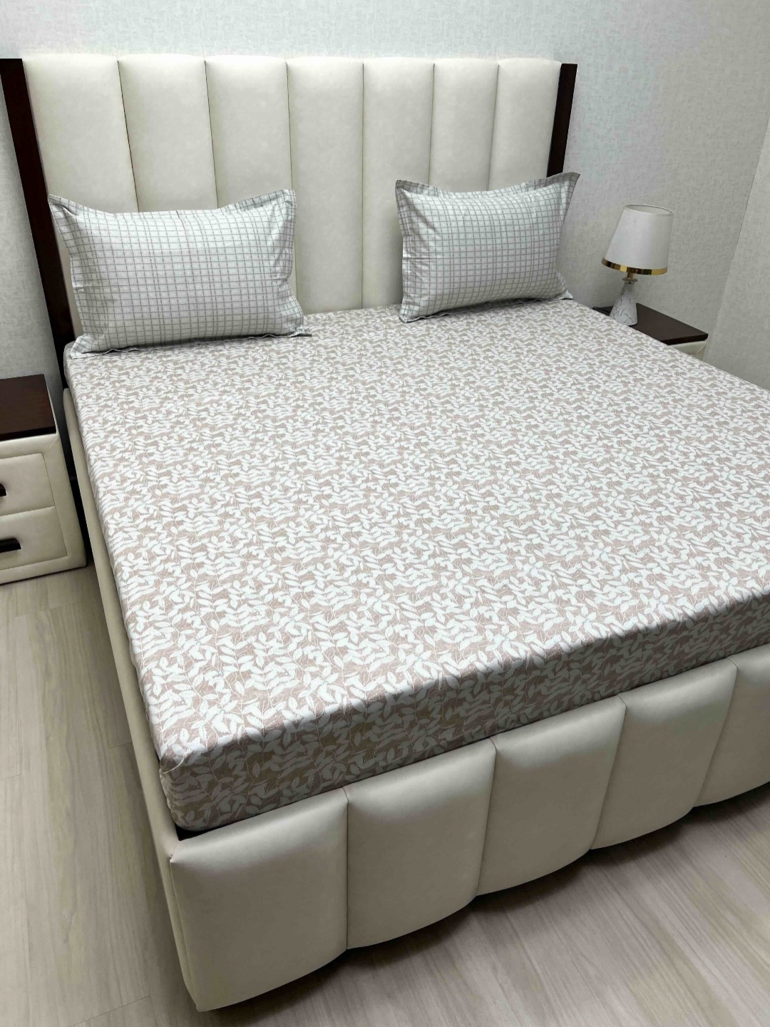 Pure Decor White & Beige Floral Printed Cotton 260 TC King Bedsheet Set- 2.74 m x 2.74 m
Pure Decor White & Beige Floral Printed Cotton 260 TC King Bedsheet Set- 2.74 m x 2.74 m