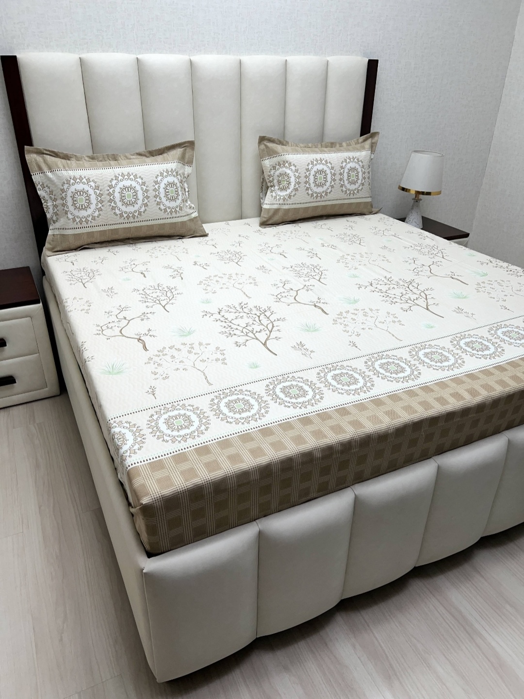 Pure Decor Brown & White Floral Printed Cotton 300 TC King Bedsheet Set- 2.74 m x 2.74 m
Pure Decor Brown & White Floral Printed Cotton 300 TC King Bedsheet Set- 2.74 m x 2.74 m