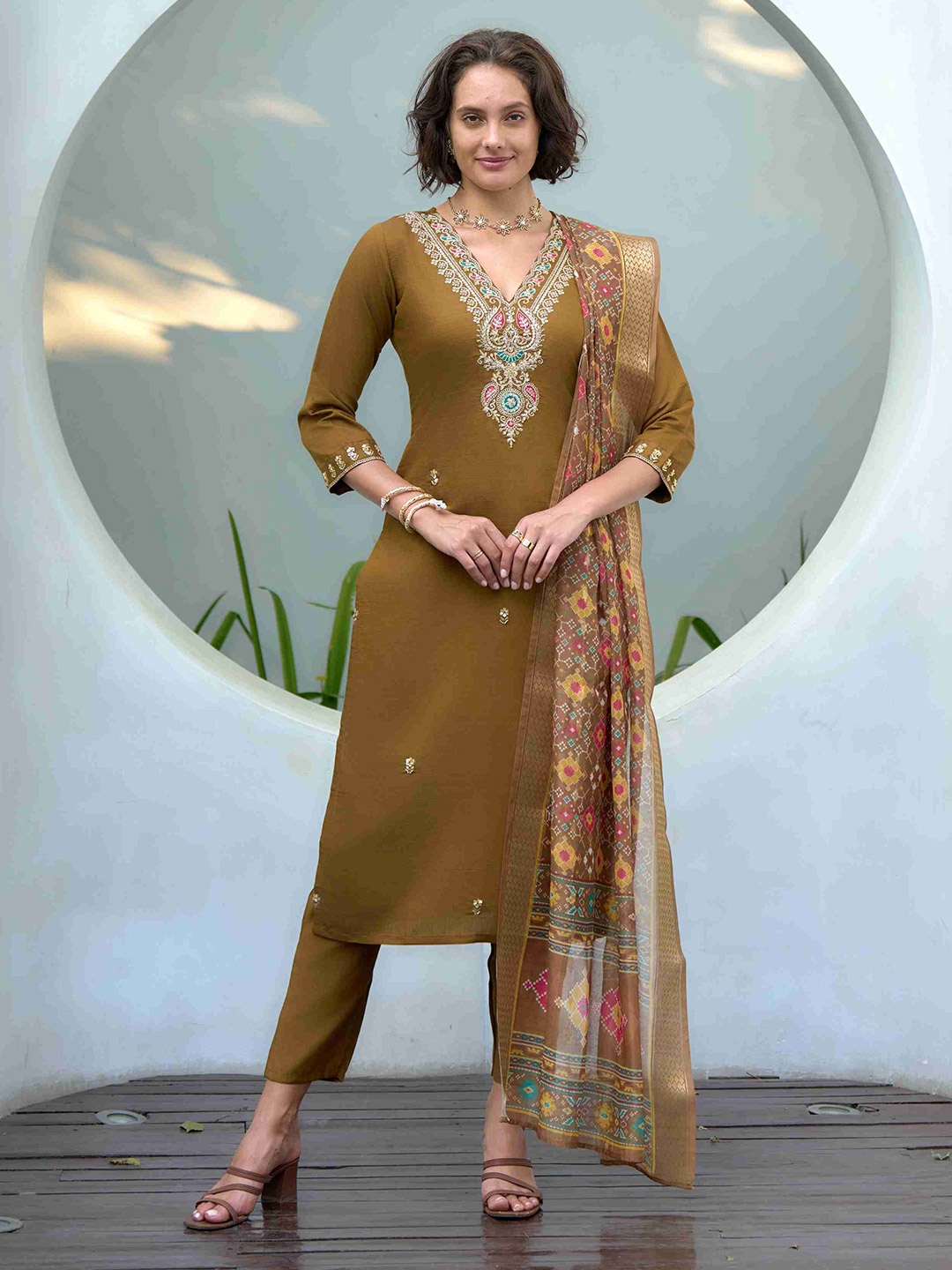 MOJILAA Women Floral Embroidered Regular Beads and Stones Kurta with Trousers & With Dupatta, Brown
MOJILAA Women Floral Embroidered Regular Beads and Stones Kurta with Trousers & With Dupatta, Brown