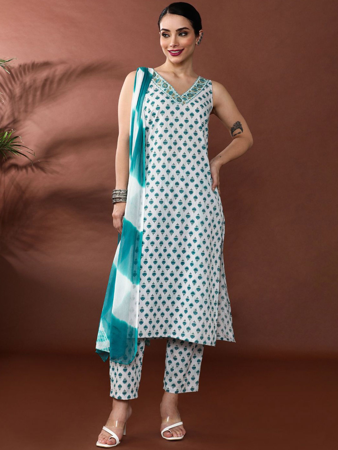 Anouk Floral Printed V-Neck Pure Cotton Straight Kurta With Trousers & Dupatta, Green
Anouk Floral Printed V-Neck Pure Cotton Straight Kurta With Trousers & Dupatta, Green