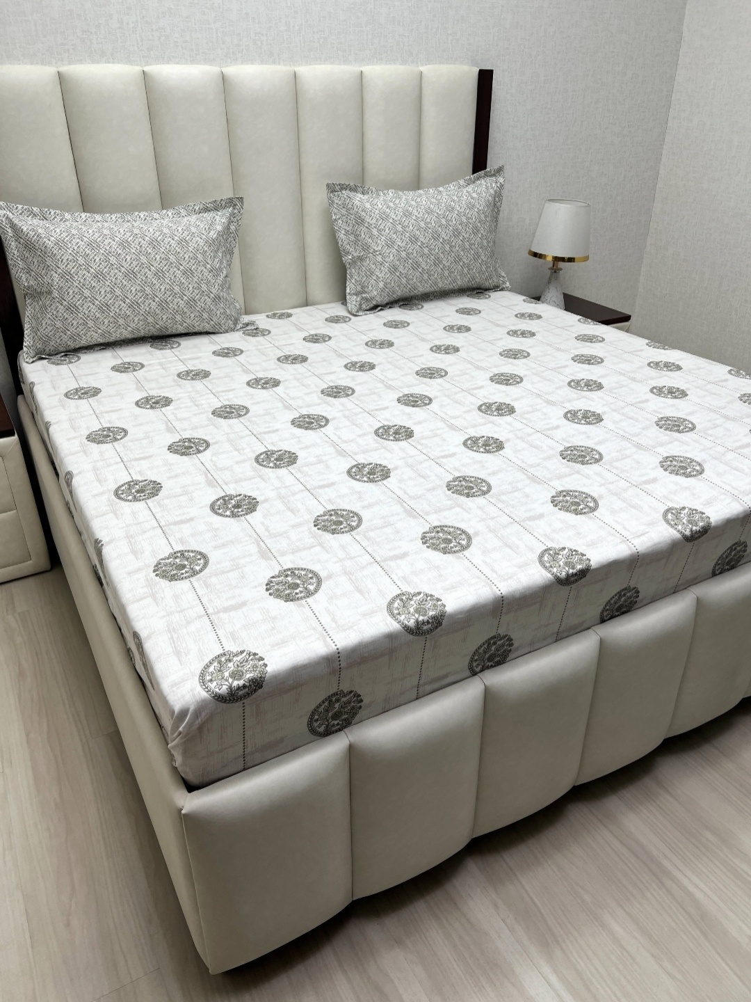 Pure Decor Lifestyle White Printed Pure Cotton 230 TC King Bedsheet Set 2.74 m x 2.74 m
Pure Decor Lifestyle White Printed Pure Cotton 230 TC King Bedsheet Set 2.74 m x 2.74 m