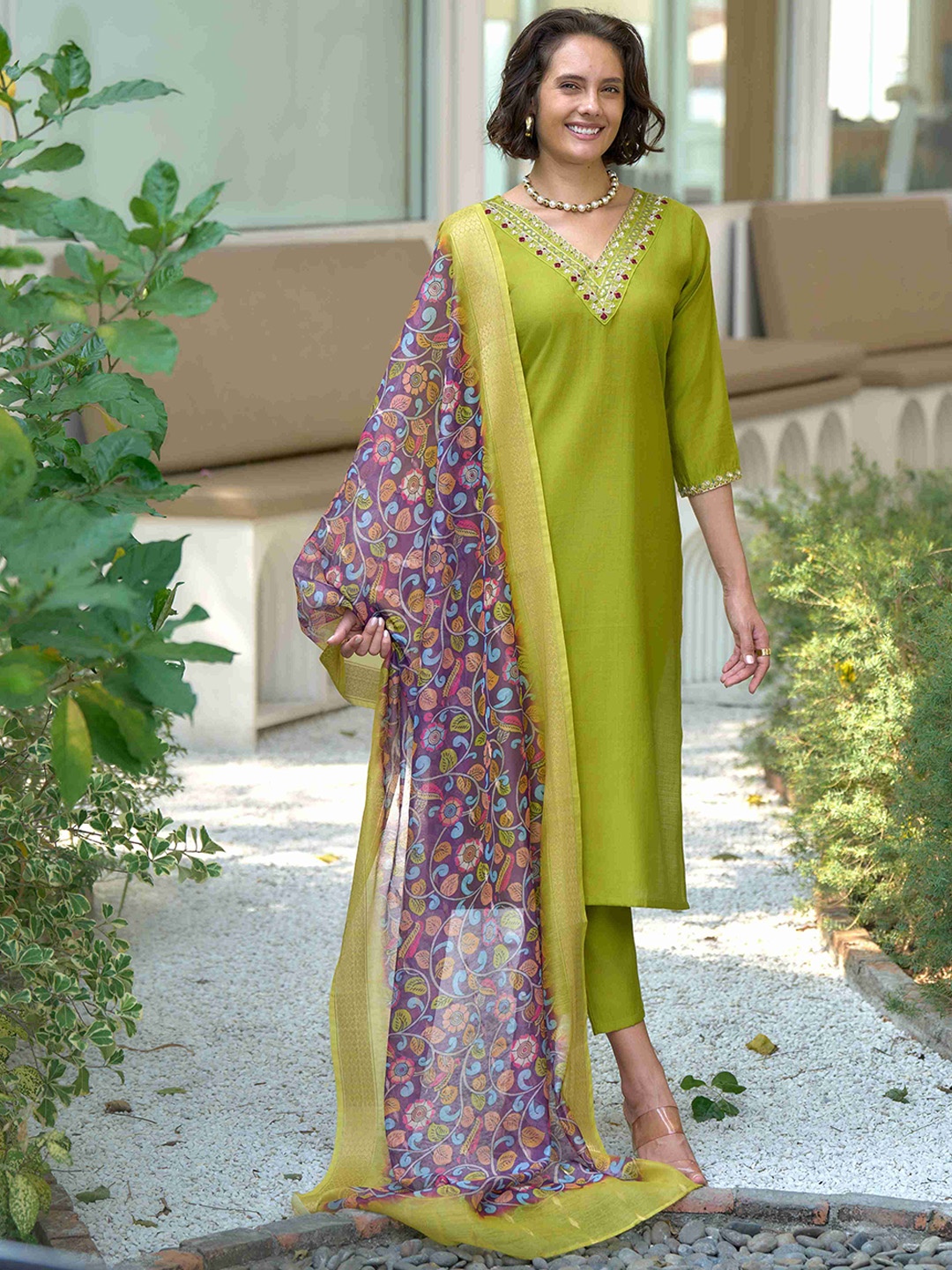 MOJILAA Women Floral Embroidered Regular Beads and Stones Kurta with Trousers & With Dupatta, Green
MOJILAA Women Floral Embroidered Regular Beads and Stones Kurta with Trousers & With Dupatta, Green