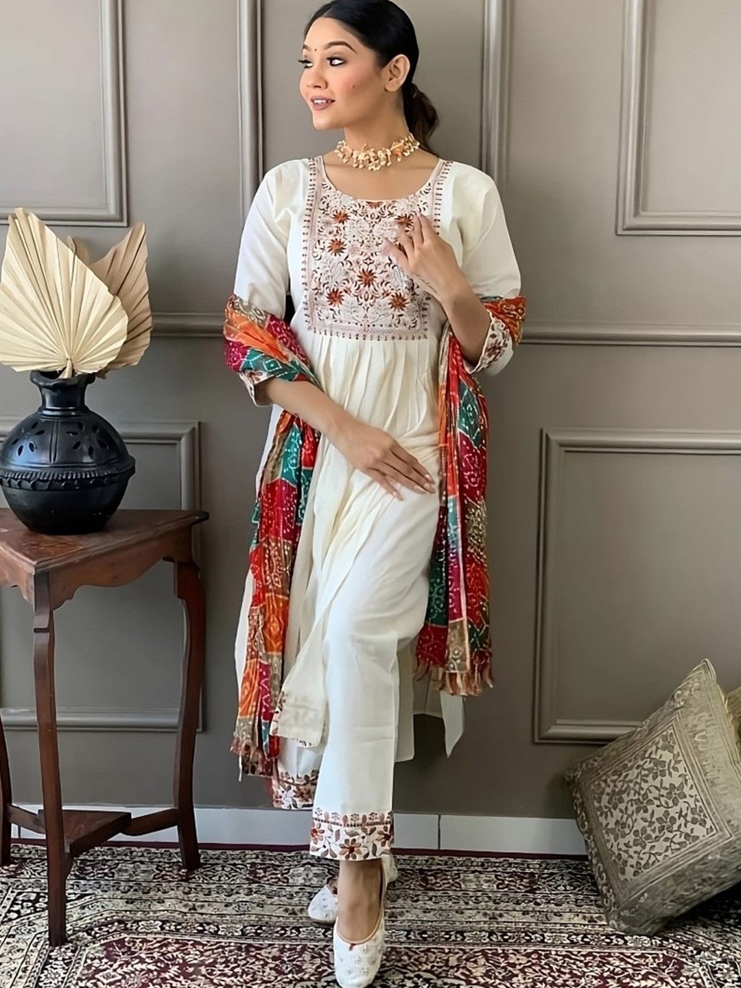 Moda Rapido Women Floral Embroidered Regular Kurta with Trousers & With Dupatta, White
Moda Rapido Women Floral Embroidered Regular Kurta with Trousers & With Dupatta, White