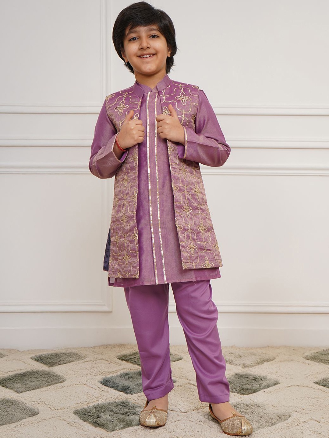 VASTRAMAY Boys Floral Embroidered Mandarin Collar Straight Kurta With Pyjama & Jacket, Purple
VASTRAMAY Boys Floral Embroidered Mandarin Collar Straight Kurta With Pyjama & Jacket, Purple