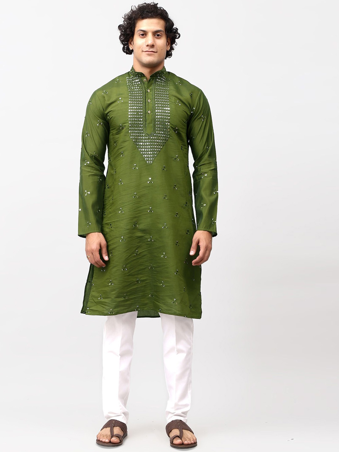 BLUESAANCHI Floral Embroidered Sequinned Mandarin Collar Kurta With Trousers, Green
BLUESAANCHI Floral Embroidered Sequinned Mandarin Collar Kurta With Trousers, Green