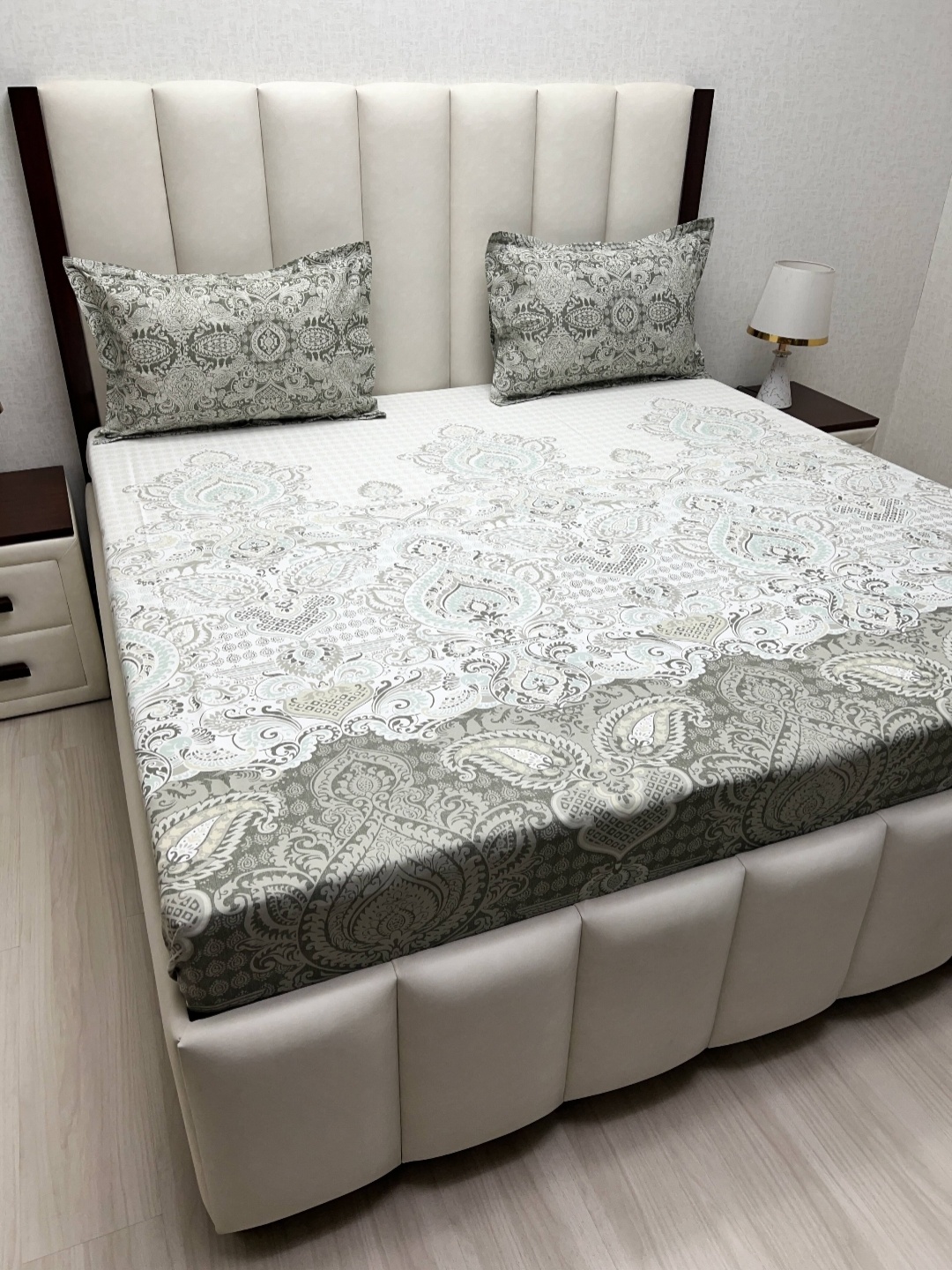 Pure Decor Lifestyle White & Grey Printed Cotton 260 TC King Bedsheet Set 2.74 m x 2.74 m
Pure Decor Lifestyle White & Grey Printed Cotton 260 TC King Bedsheet Set 2.74 m x 2.74 m