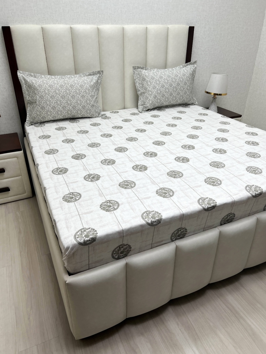 Pure Decor Lifestyle Grey Printed 220 TC Pure Cotton King Bedsheet Set 2.74 m x 2.74 m
Pure Decor Lifestyle Grey Printed 220 TC Pure Cotton King Bedsheet Set 2.74 m x 2.74 m