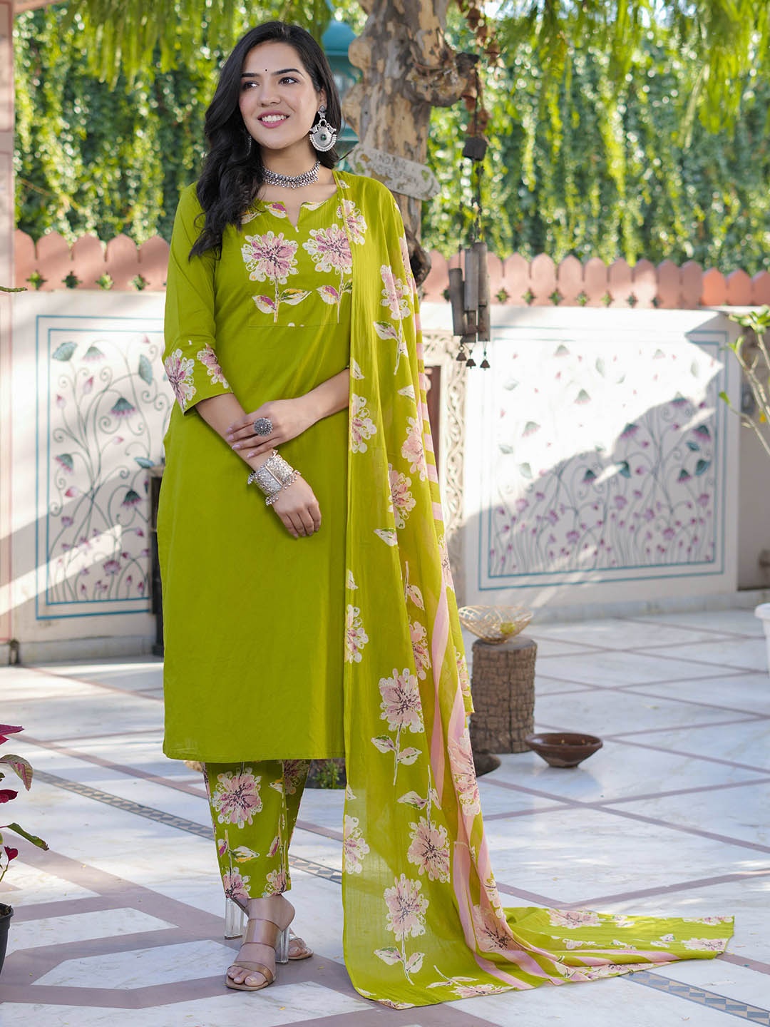SIGNORIA Women Floral Printed Regular Sequinned Kurta with Trousers & With Dupatta, Green
SIGNORIA Women Floral Printed Regular Sequinned Kurta with Trousers & With Dupatta, Green