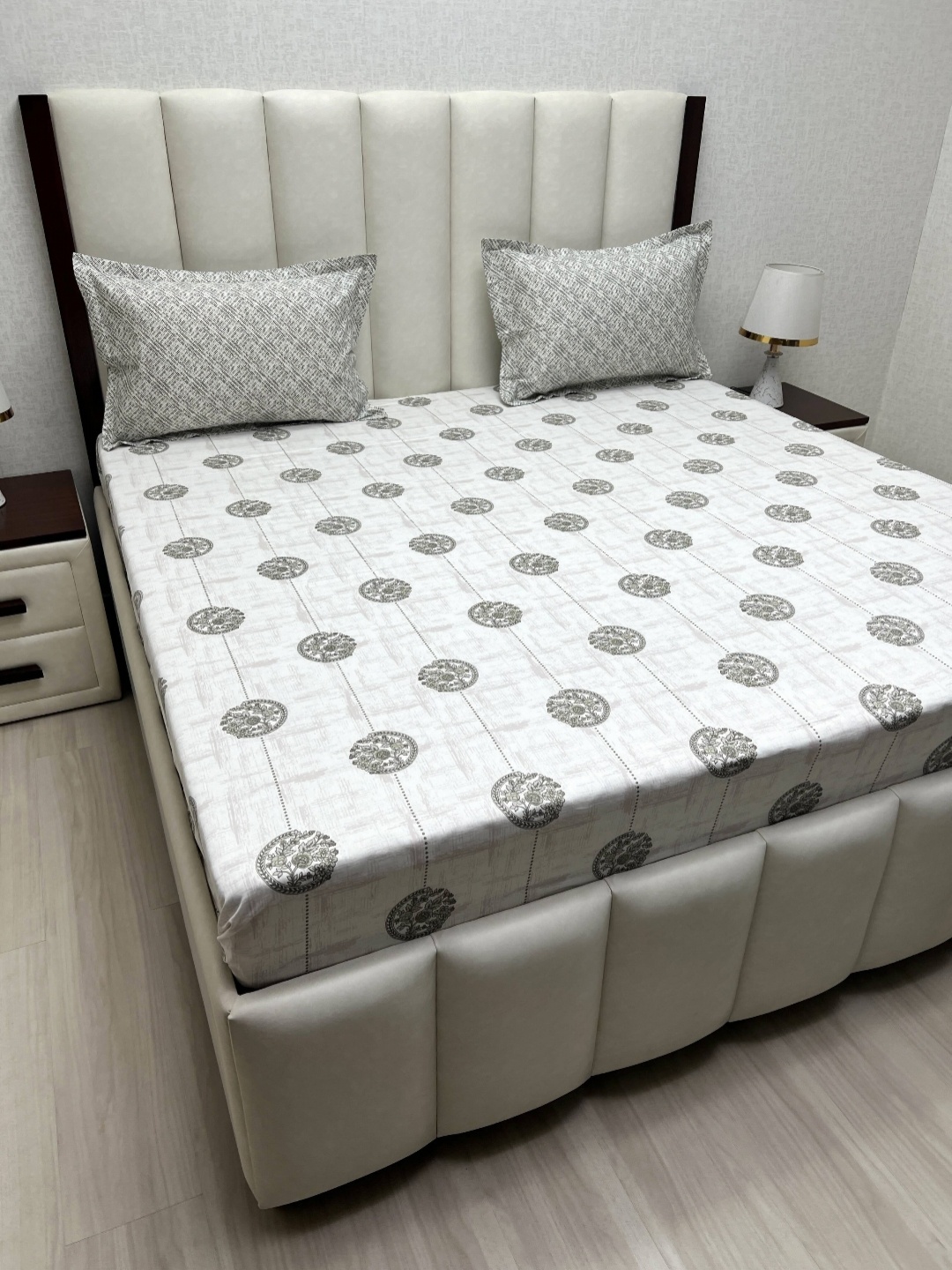 Pure Decor Lifestyle White Printed Pure Cotton 260 TC King Bedsheet Set 2.74 m x 2.74 m
Pure Decor Lifestyle White Printed Pure Cotton 260 TC King Bedsheet Set 2.74 m x 2.74 m