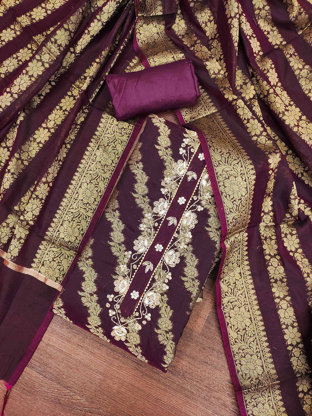 SAINOOR Floral Woven Design Beads and Stones Unstitched Dress Material, Purple
SAINOOR Floral Woven Design Beads and Stones Unstitched Dress Material, Purple