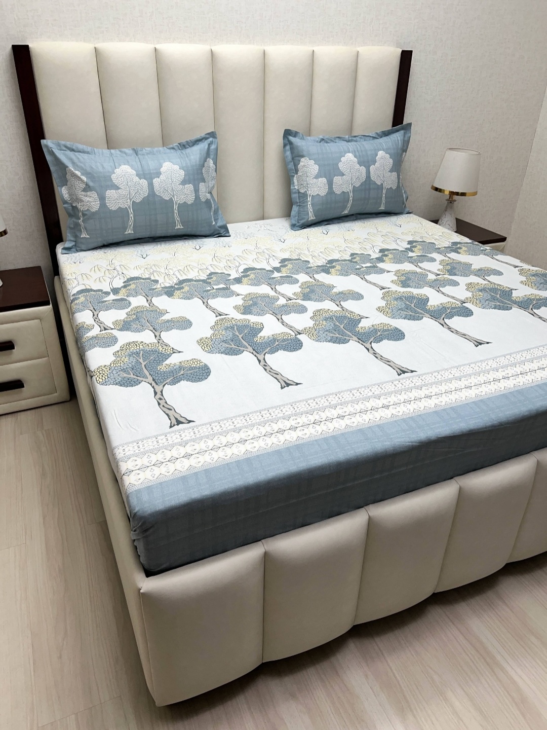 Pure Decor lifestyle Blue And White Cotton Printed 300 TC King Bedsheet Set 2.74m X 2.74m
Pure Decor lifestyle Blue And White Cotton Printed 300 TC King Bedsheet Set 2.74m X 2.74m
