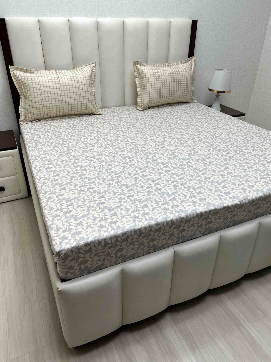 Pure Decor Lifestyle Grey & Beige Printed Cotton 220 TC King Bedsheet Set 2.74 m x 2.74 m
Pure Decor Lifestyle Grey & Beige Printed Cotton 220 TC King Bedsheet Set 2.74 m x 2.74 m