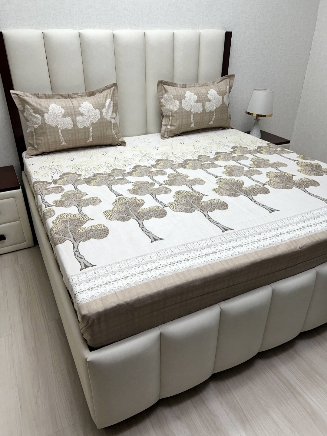 Pure Decor Lifestyle Brown Printed 220 TC Pure Cotton King Bedsheet Set 2.74 m x 2.74 m
Pure Decor Lifestyle Brown Printed 220 TC Pure Cotton King Bedsheet Set 2.74 m x 2.74 m