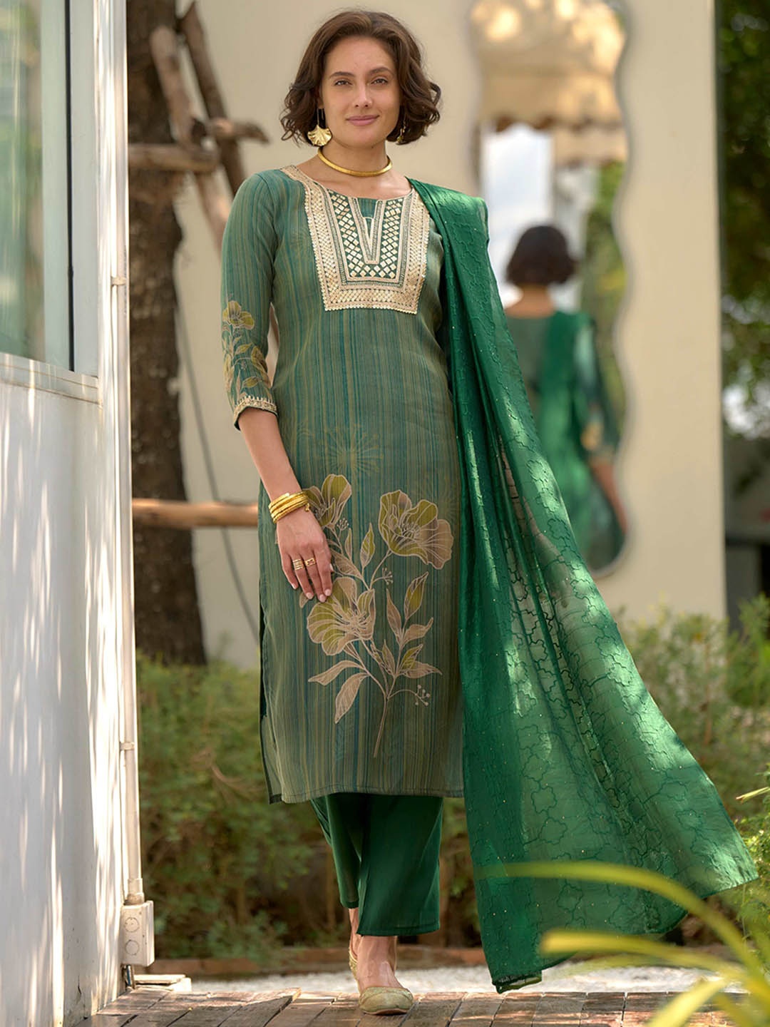 MOJILAA Women Floral Embroidered Regular Sequinned Kurta with Trousers & With Dupatta, Green
MOJILAA Women Floral Embroidered Regular Sequinned Kurta with Trousers & With Dupatta, Green