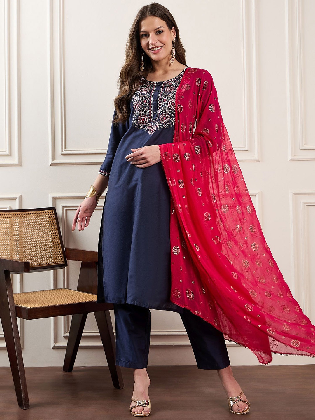 House of Pataudi Floral Embroidered Straight Kurta With Trousers And Dupatta, Navy blue
House of Pataudi Floral Embroidered Straight Kurta With Trousers And Dupatta, Navy blue