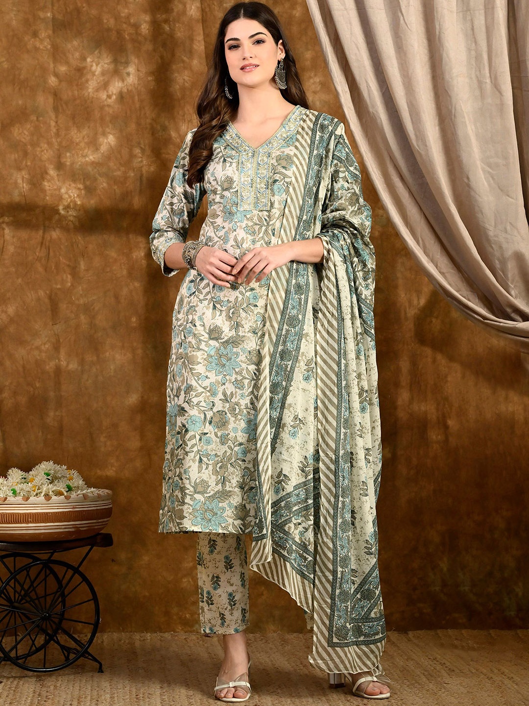 Anouk Women Floral Printed Regular Pure Cotton Kurta with Trousers & With Dupatta, Green
Anouk Women Floral Printed Regular Pure Cotton Kurta with Trousers & With Dupatta, Green