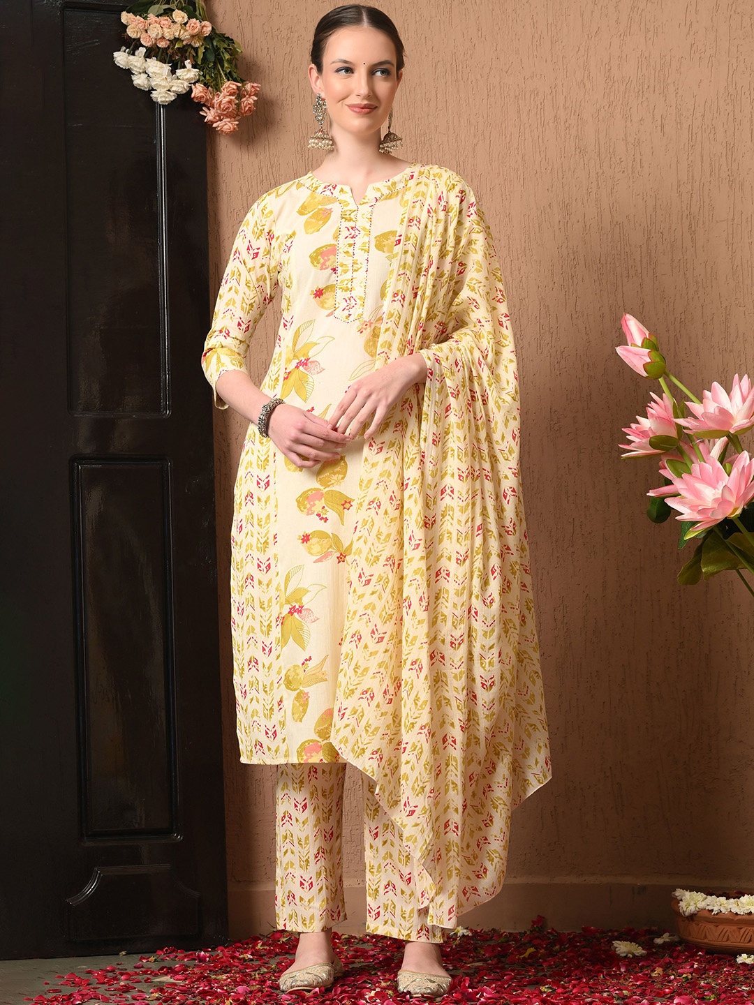 Anouk Women Floral Printed Regular Pure Cotton Kurta with Trousers & With Dupatta, Beige
Anouk Women Floral Printed Regular Pure Cotton Kurta with Trousers & With Dupatta, Beige