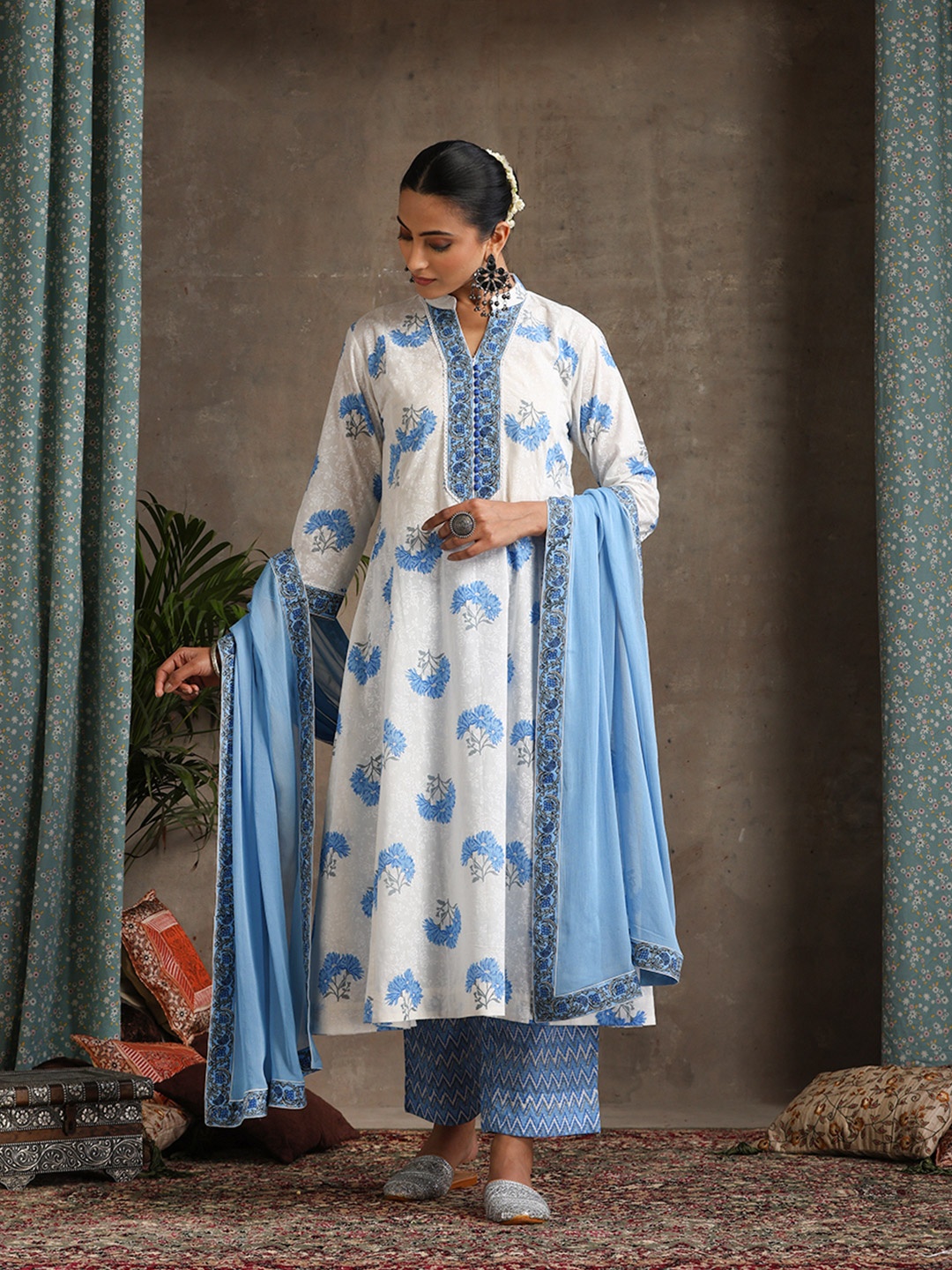 Khushal K Floral Printed Mandarin Collar Pure Cotton A-Line Kurta With Palazzos & Dupatta, White
Khushal K Floral Printed Mandarin Collar Pure Cotton A-Line Kurta With Palazzos & Dupatta, White