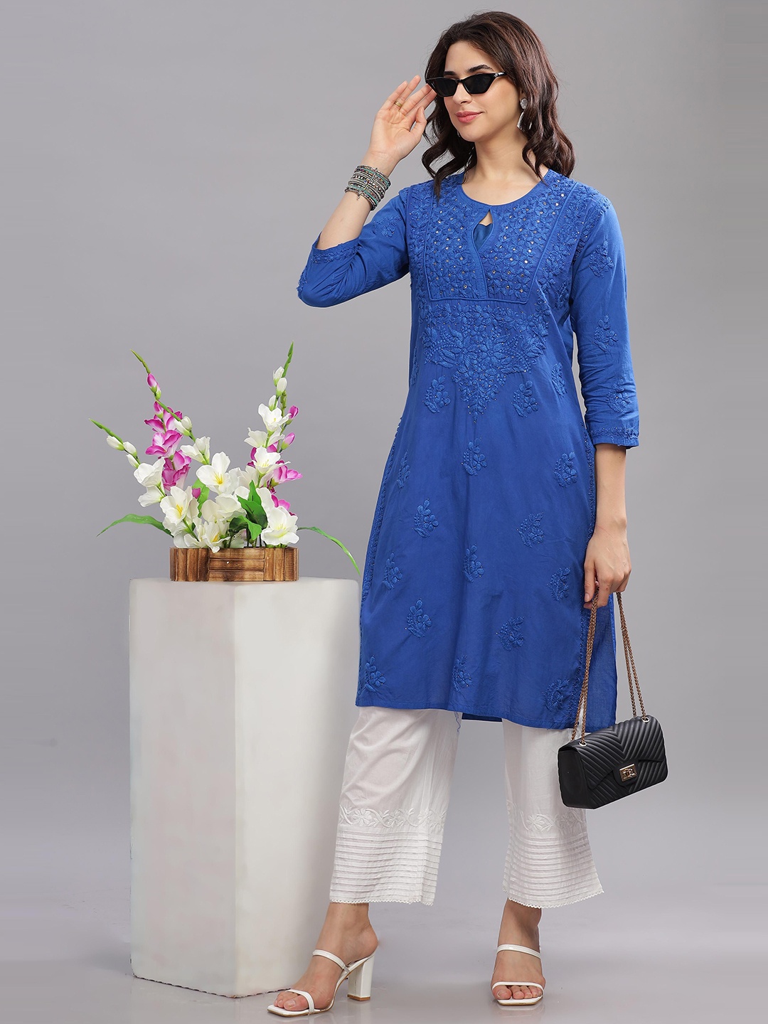 Club Loom Floral Embroidered Keyhole Neck Chikankari Pure Cotton Straight Kurta, Blue
Club Loom Floral Embroidered Keyhole Neck Chikankari Pure Cotton Straight Kurta, Blue