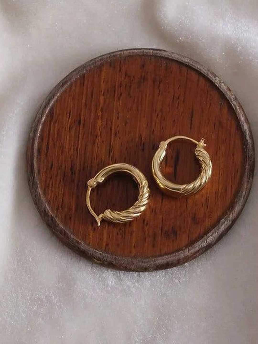 Anushka Jain Jewellery 925 Sterling Silver Gold-Plated Classic Half Twist Hoop Earrings
Anushka Jain Jewellery 925 Sterling Silver Gold-Plated Classic Half Twist Hoop Earrings