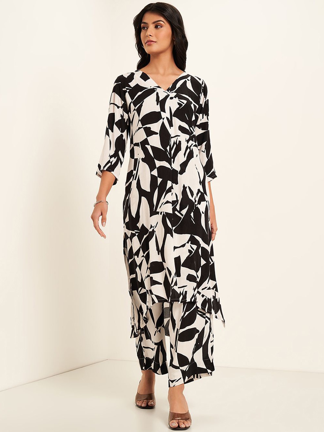 RANGMANCH BY PANTALOONS Abstract Printed V-Neck Pure Cotton A-Line Kurta With Palazzos, Black
RANGMANCH BY PANTALOONS Abstract Printed V-Neck Pure Cotton A-Line Kurta With Palazzos, Black
