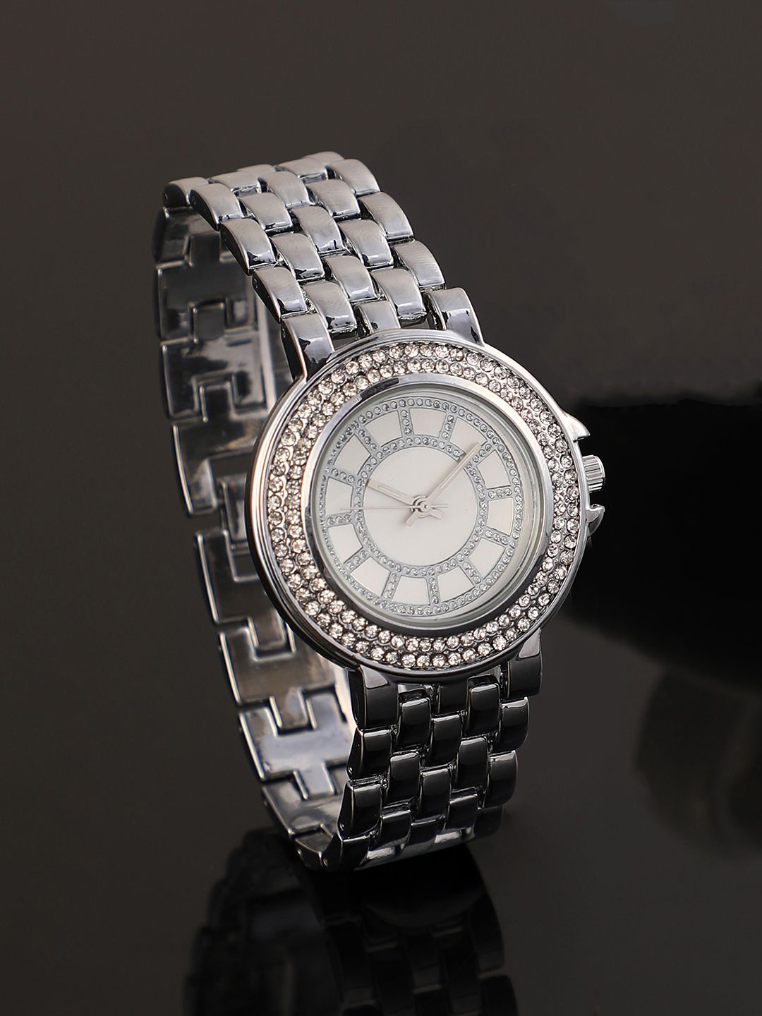 HAUTE SAUCE by Campus Sutra Women Embellished Dial & Stainless Steel Bracelet Style Straps Analogue Watch, Silver
HAUTE SAUCE by Campus Sutra Women Embellished Dial & Stainless Steel Bracelet Style Straps Analogue Watch, Silver