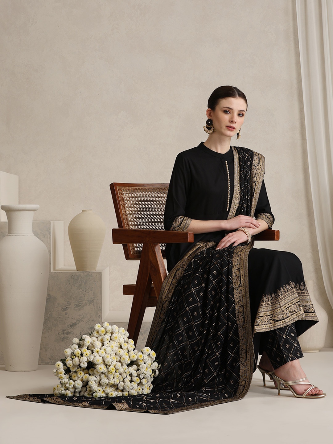 Khushal K Ethnic Motifs Printed Mandarin Collar Anarklai Kurta With Trousers & Dupatta, Black
Khushal K Ethnic Motifs Printed Mandarin Collar Anarklai Kurta With Trousers & Dupatta, Black