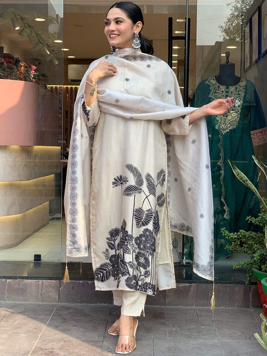 KOTRONS Floral Embroidered Thread Work Chanderi Silk Kurta With Trousers And Dupatta, Cream
KOTRONS Floral Embroidered Thread Work Chanderi Silk Kurta With Trousers And Dupatta, Cream