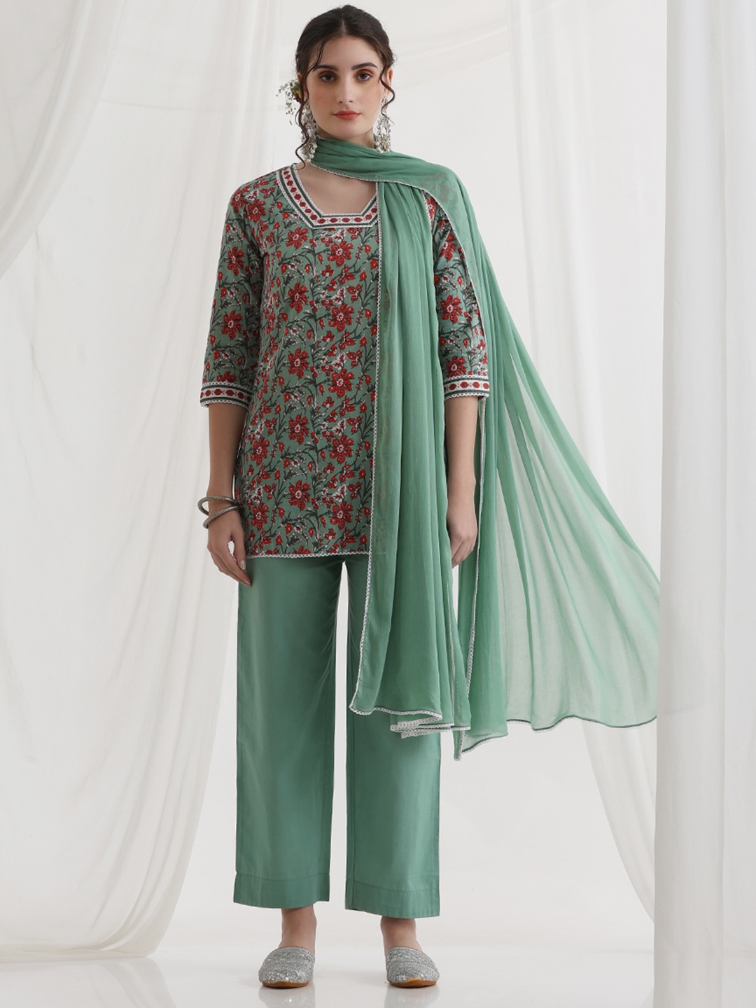 Khushal K Floral Printed Square Neck Pure Cotton Straight Kurti With Palazzos & Dupatta, Green
Khushal K Floral Printed Square Neck Pure Cotton Straight Kurti With Palazzos & Dupatta, Green