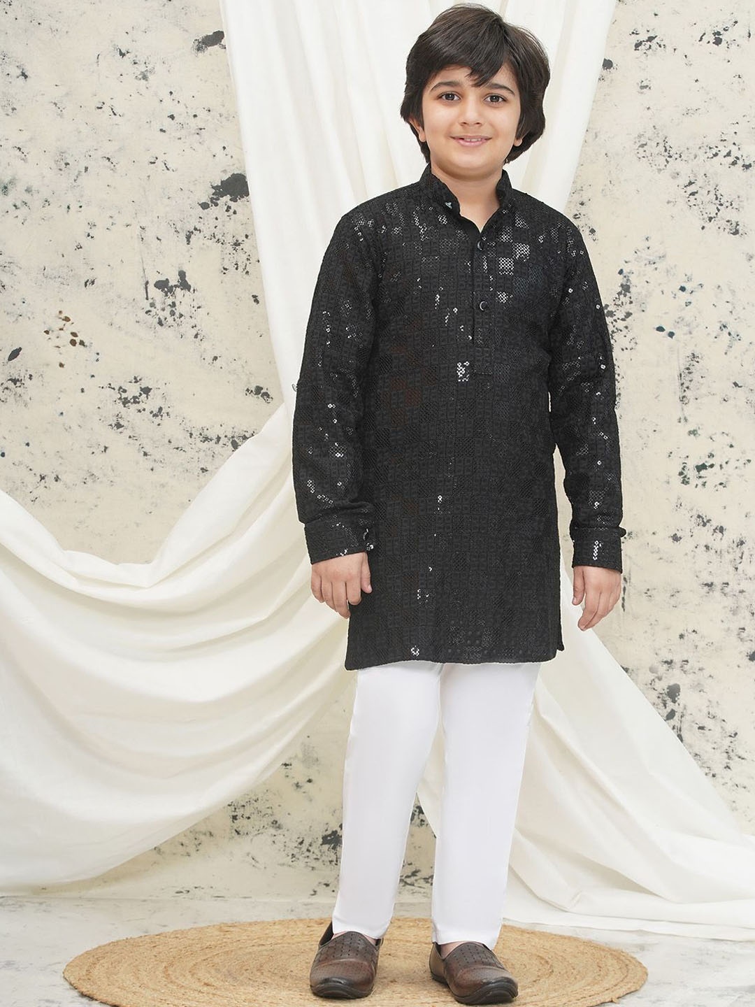 Aj DEZInES Boys Ethnic Motifs Embroidered Regular Sequinned Kurta with Pyjamas, Black
Aj DEZInES Boys Ethnic Motifs Embroidered Regular Sequinned Kurta with Pyjamas, Black