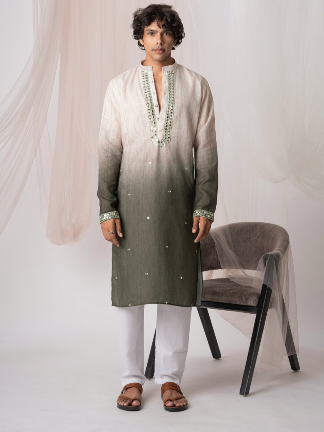 5 Stitch Ethnic Motifs Embroidered Sequinned Mandarin Collar Chanderi Silk Kurta, Green
5 Stitch Ethnic Motifs Embroidered Sequinned Mandarin Collar Chanderi Silk Kurta, Green