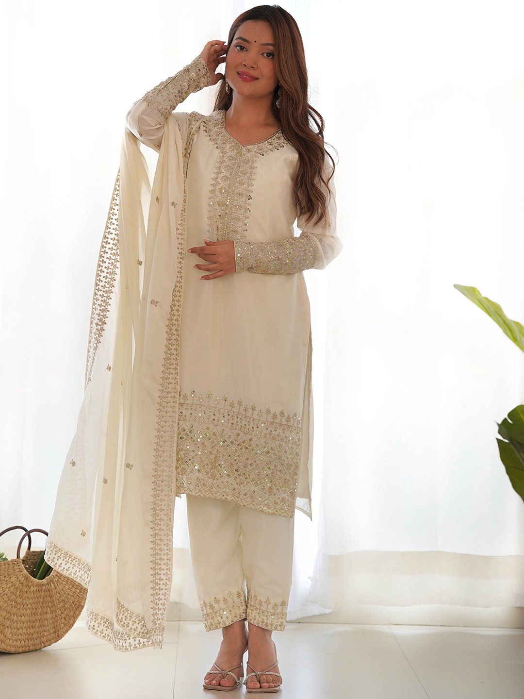 Tanhai Women Floral Embroidered Regular Thread Work Kurta with Trousers & With Dupatta, Off white
Tanhai Women Floral Embroidered Regular Thread Work Kurta with Trousers & With Dupatta, Off white