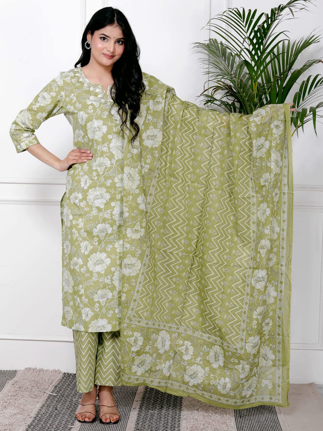 Meena Bazaar Floral Printed Sequinned Straight Kurta With Trouser And Dupatta, Green
Meena Bazaar Floral Printed Sequinned Straight Kurta With Trouser And Dupatta, Green