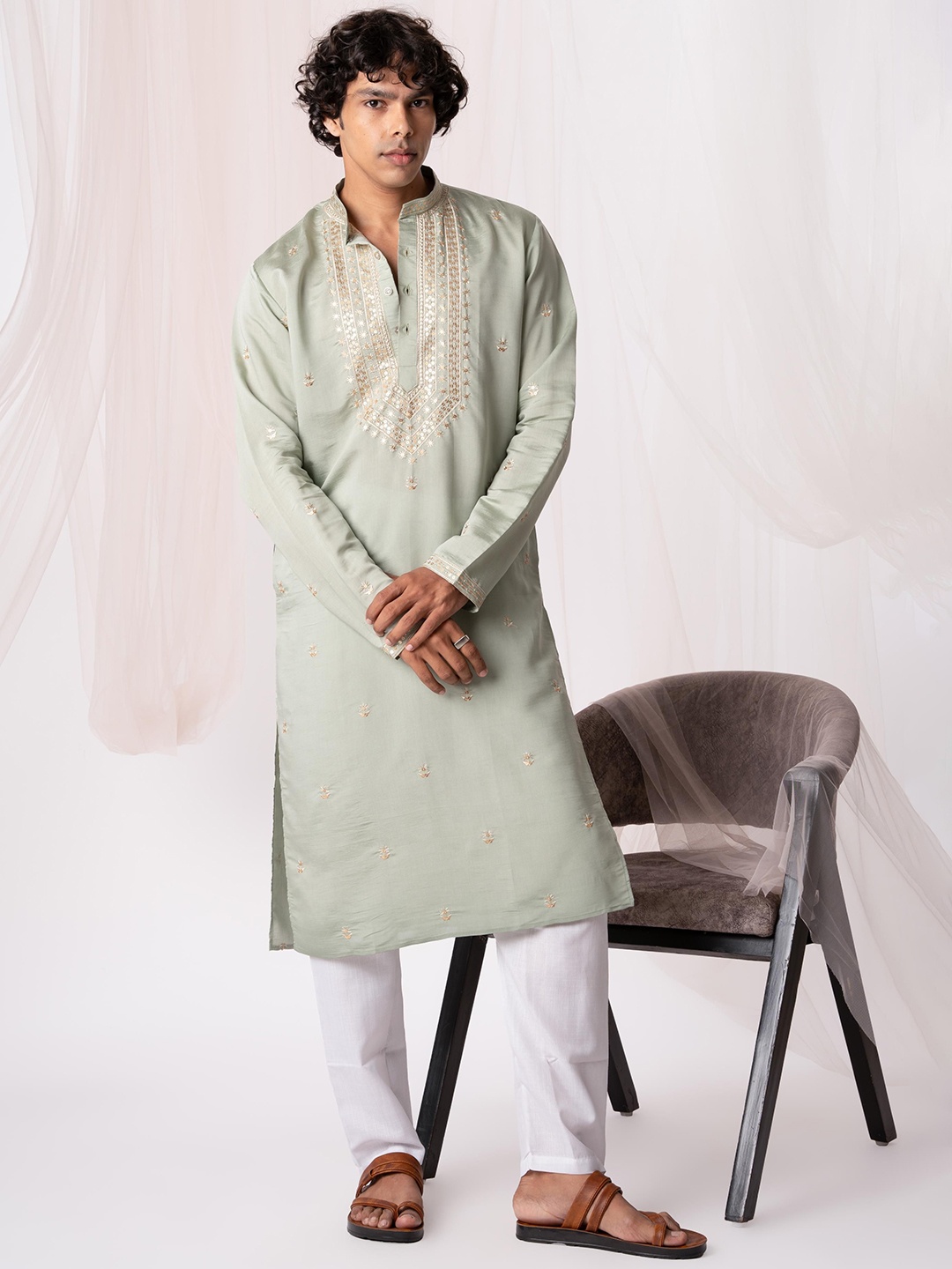 5 Stitch Ethnic Motifs Embroidered Sequinned Mandarin Collar Chanderi Silk Kurta, Green
5 Stitch Ethnic Motifs Embroidered Sequinned Mandarin Collar Chanderi Silk Kurta, Green