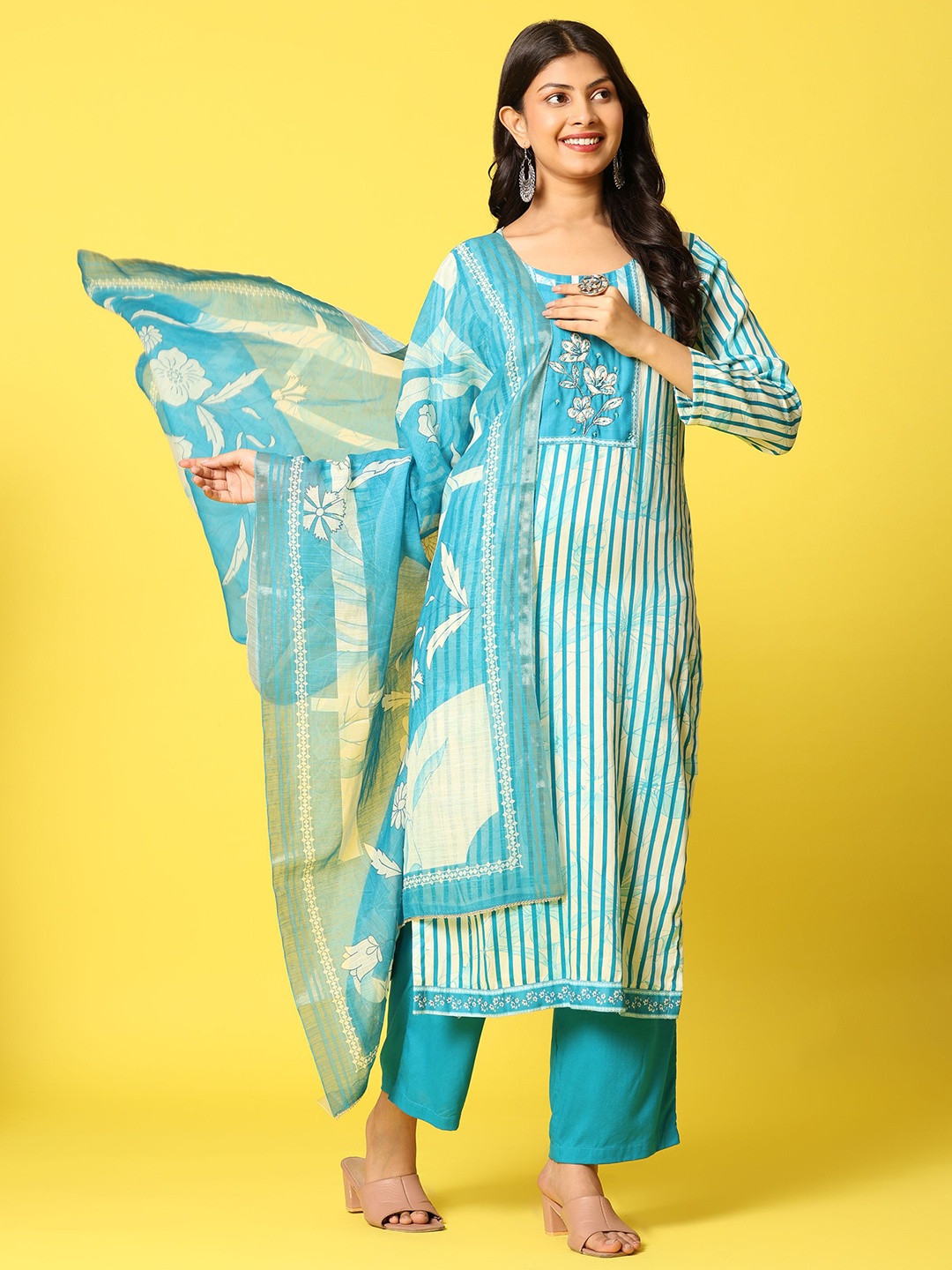 Mamicha Women Floral Printed Regular Pure Cotton Kurta with Palazzos & With Dupatta, Blue
Mamicha Women Floral Printed Regular Pure Cotton Kurta with Palazzos & With Dupatta, Blue