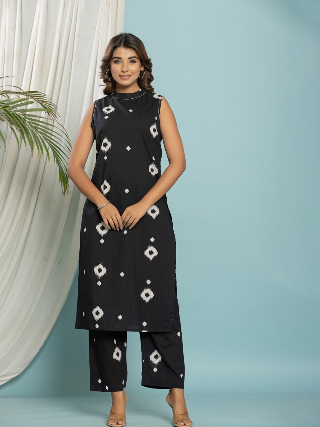 AUTUMN LANE Geometric Printed Round Neck Pure Cotton Straight Kurta With Trouser, Black
AUTUMN LANE Geometric Printed Round Neck Pure Cotton Straight Kurta With Trouser, Black