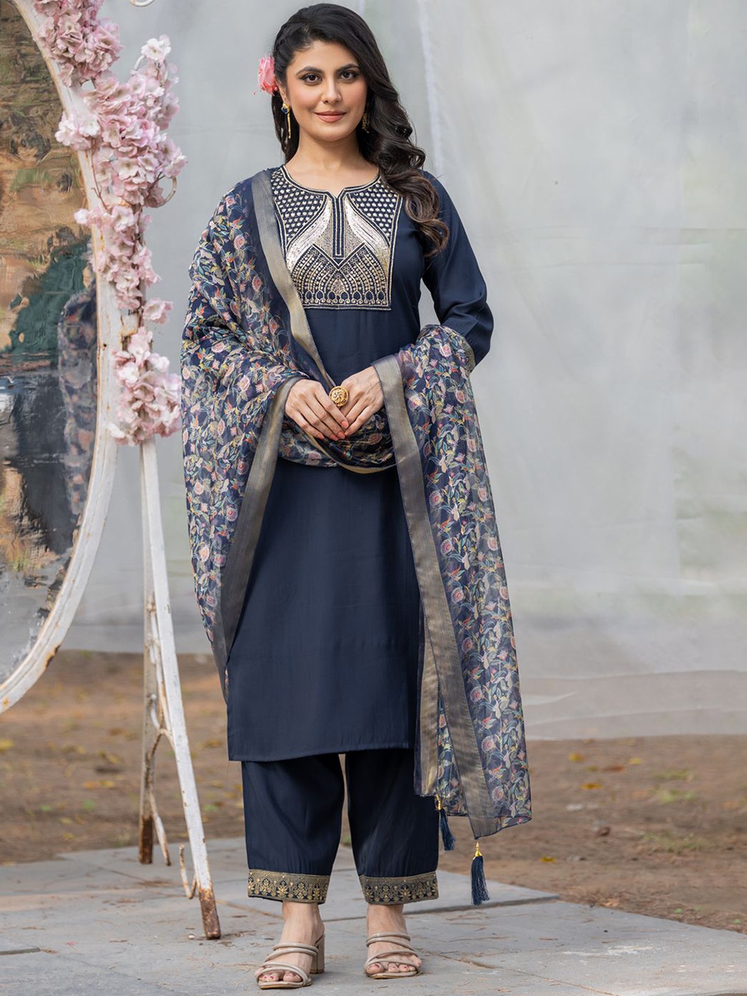 Rujave Women Embroidered Regular Sequinned Kurta with Trousers & With Dupatta, Navy blue
Rujave Women Embroidered Regular Sequinned Kurta with Trousers & With Dupatta, Navy blue