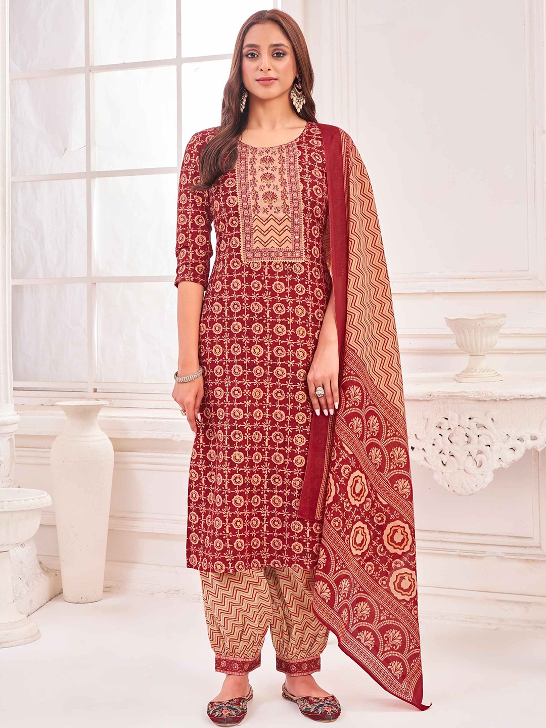 MOJILAA Floral Printed Sequinned Round Neck Straight Kurta With Salwar And Dupatta, Maroon
MOJILAA Floral Printed Sequinned Round Neck Straight Kurta With Salwar And Dupatta, Maroon