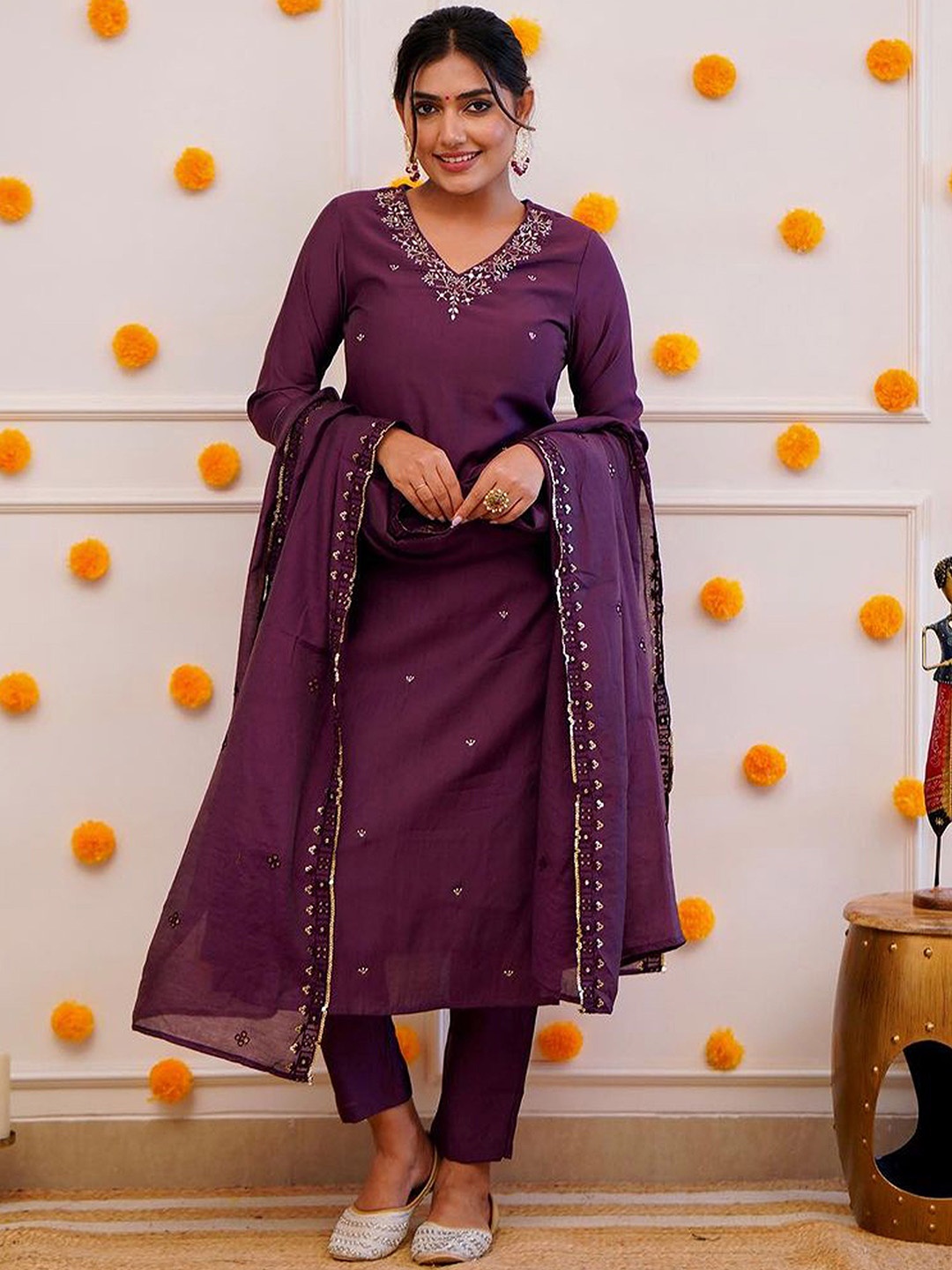 Ekta Textiles Women Floral Embroidered Regular Kurti with Trousers & With Dupatta, Purple
Ekta Textiles Women Floral Embroidered Regular Kurti with Trousers & With Dupatta, Purple
