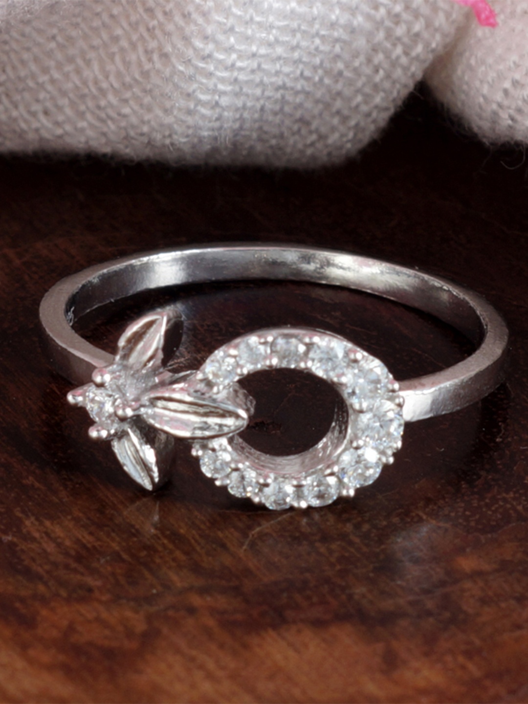 Tuanz Silver Jewelry 925 Sterling Silver Rhodium-Plated Cubic Zirconia-Studded Finger Ring
Tuanz Silver Jewelry 925 Sterling Silver Rhodium-Plated Cubic Zirconia-Studded Finger Ring