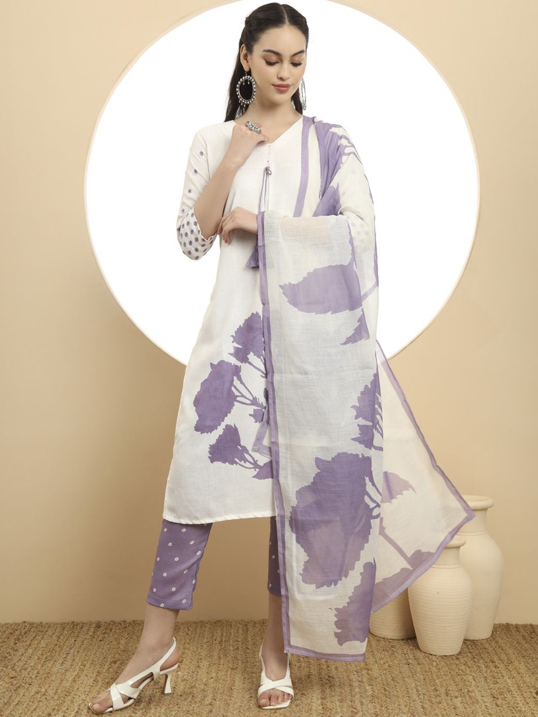 Yufta Women Floral Printed Regular Thread Work Linen Kurta with Trousers & With Dupatta, White
Yufta Women Floral Printed Regular Thread Work Linen Kurta with Trousers & With Dupatta, White