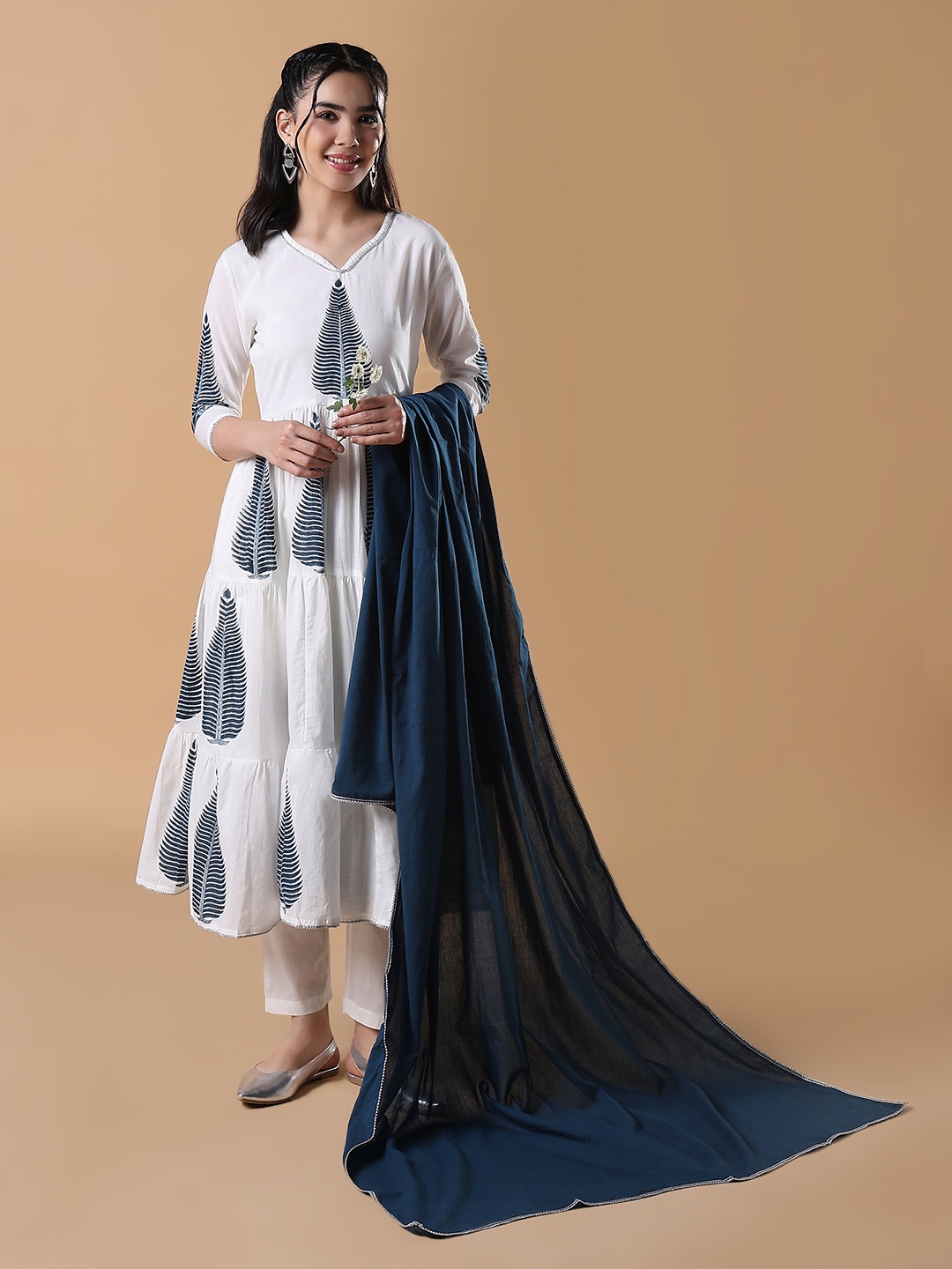 SHOWOFF Women Ethnic Motifs Printed Tiered Kurta with Trousers & With Dupatta, White
SHOWOFF Women Ethnic Motifs Printed Tiered Kurta with Trousers & With Dupatta, White