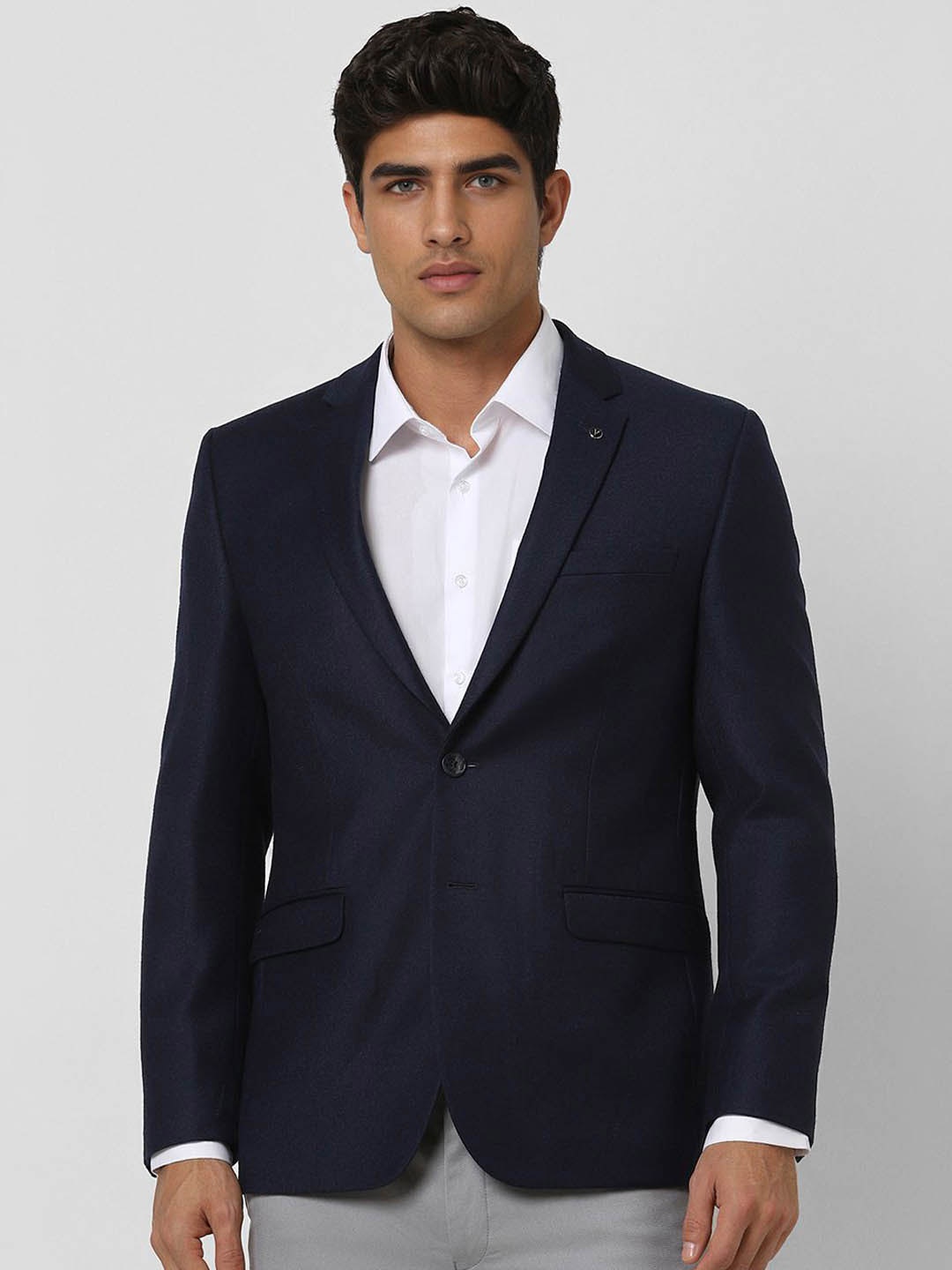 Van Heusen Slim Fit Notched Collar Woolen Single Breasted Formal Blazer, Navy blue
Van Heusen Slim Fit Notched Collar Woolen Single Breasted Formal Blazer, Navy blue