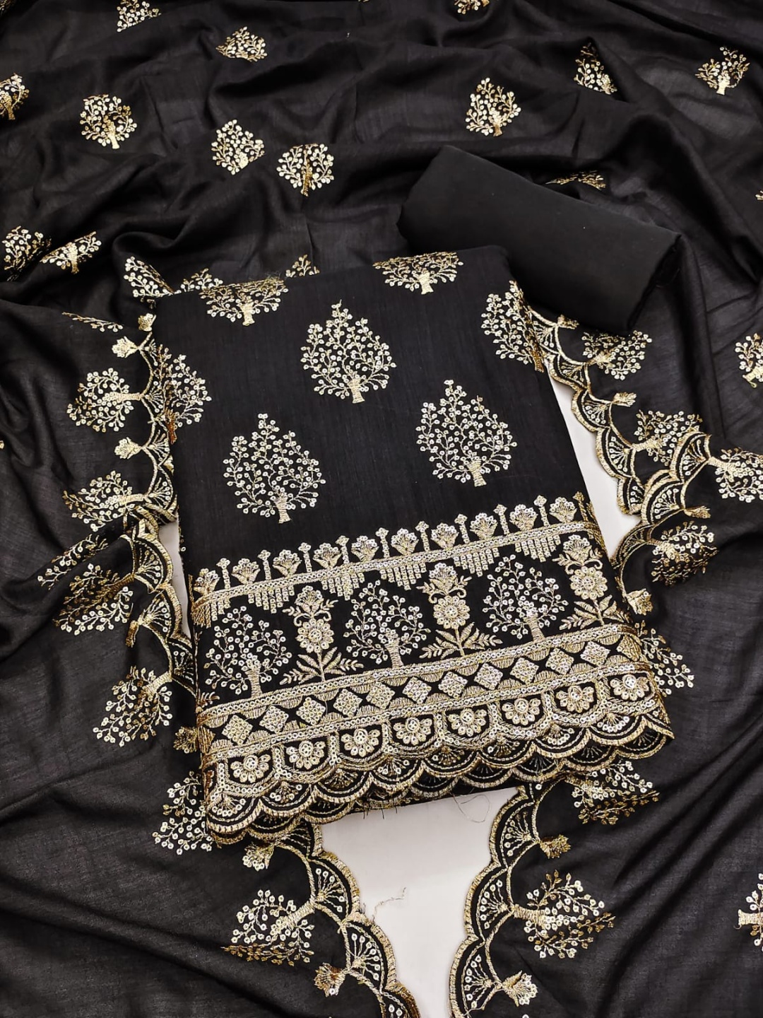 SWARNGANGA TEX Floral Embroidered Sequinned Georgette Unstitched Dress Material, Black
SWARNGANGA TEX Floral Embroidered Sequinned Georgette Unstitched Dress Material, Black