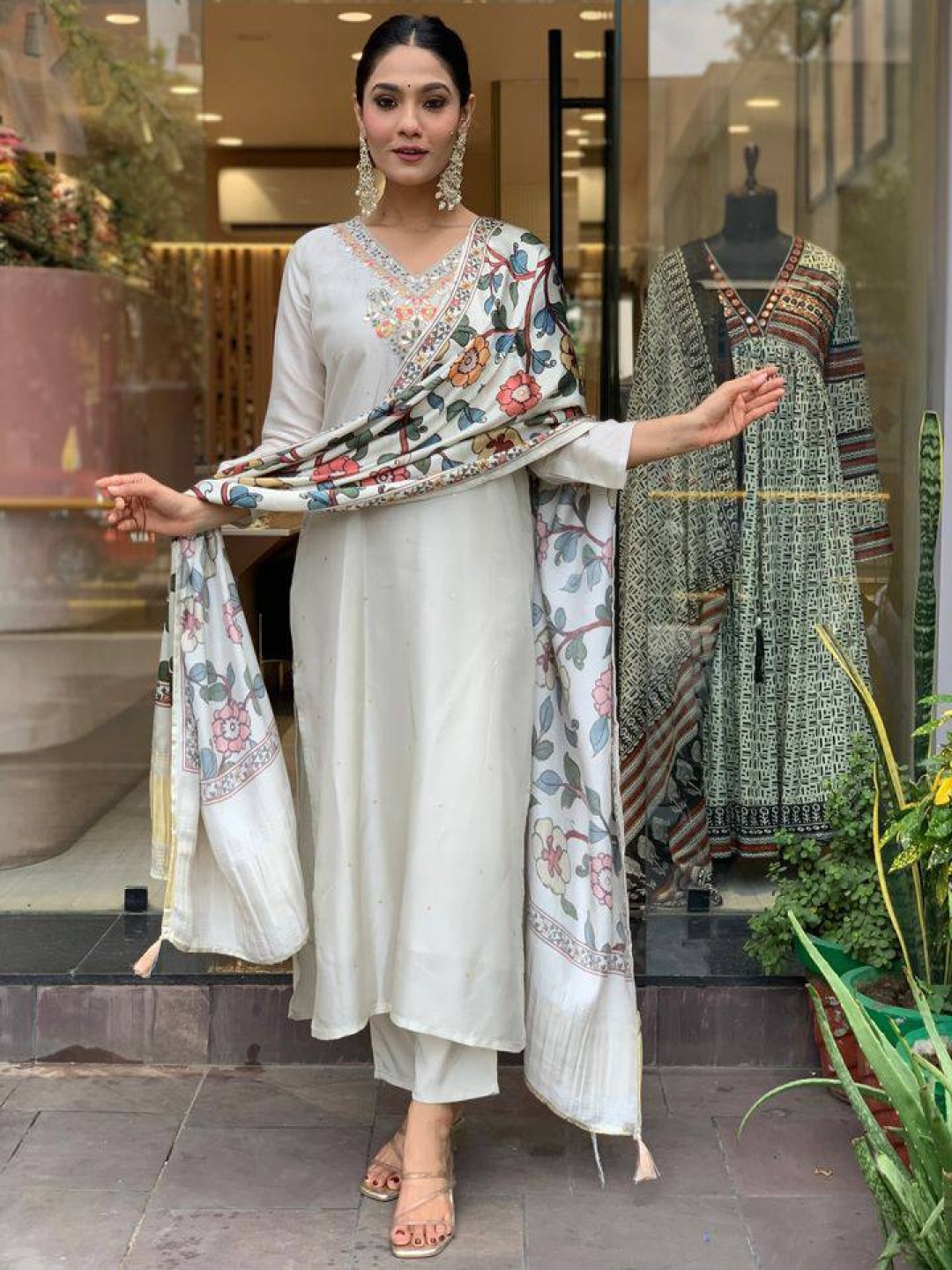 KOTRONS Women Embroidered Regular Thread Work Chanderi Silk Kurta with Trousers & With Dupatta, Off white
KOTRONS Women Embroidered Regular Thread Work Chanderi Silk Kurta with Trousers & With Dupatta, Off white