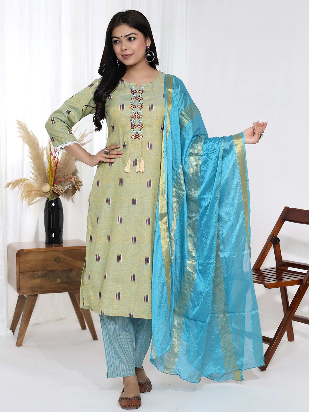 h4u Women Floral Embroidered Regular Thread Work Kurta with Trousers & With Dupatta, Green
h4u Women Floral Embroidered Regular Thread Work Kurta with Trousers & With Dupatta, Green