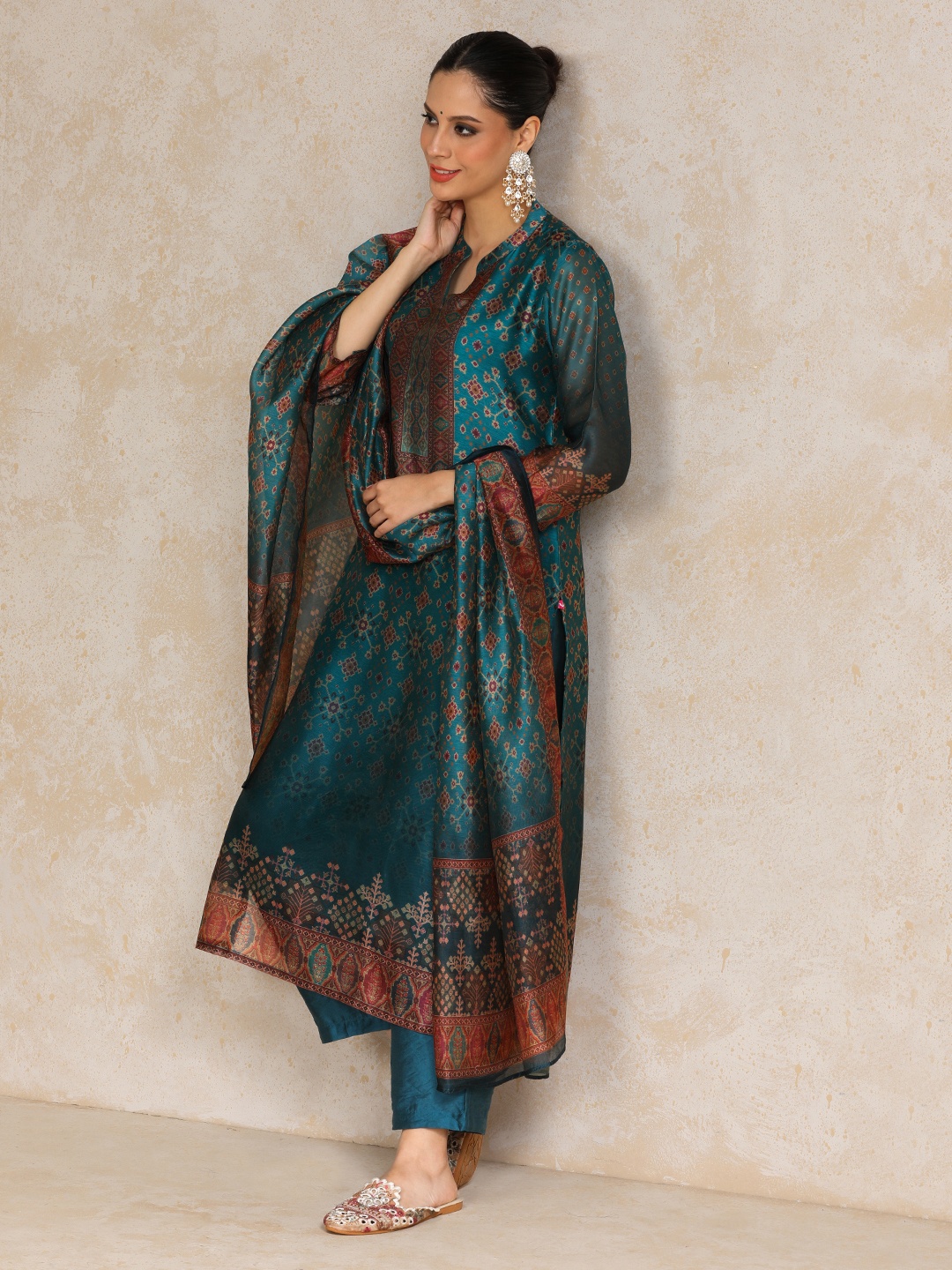 Varanga Women Printed Regular Chanderi Silk Kurta with Trousers & With Dupatta, Teal
Varanga Women Printed Regular Chanderi Silk Kurta with Trousers & With Dupatta, Teal