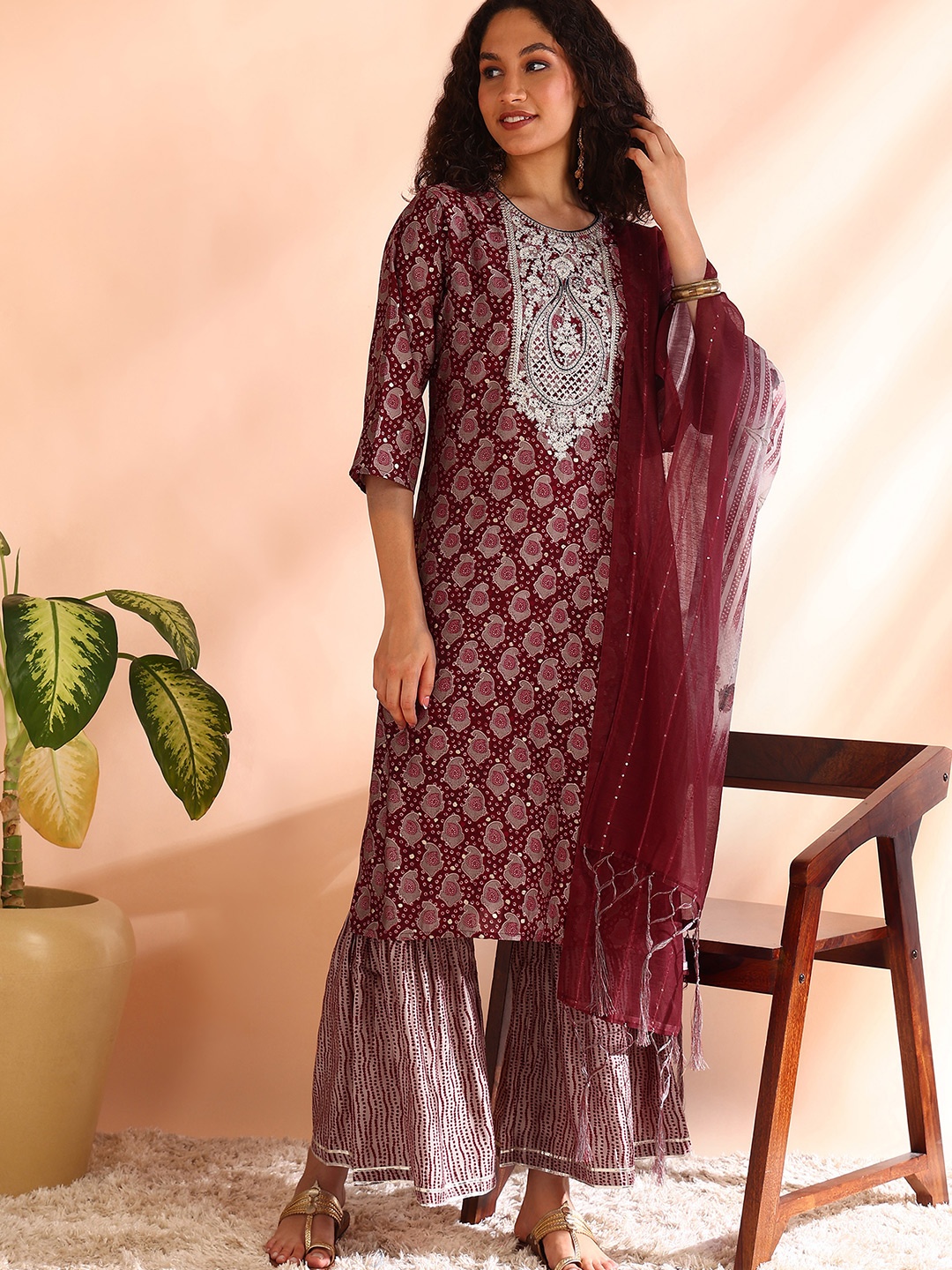 DIVASTRI Floral Printed Thread Work Round Neck Straight Kurta With Trousers & Dupatta, Maroon
DIVASTRI Floral Printed Thread Work Round Neck Straight Kurta With Trousers & Dupatta, Maroon
