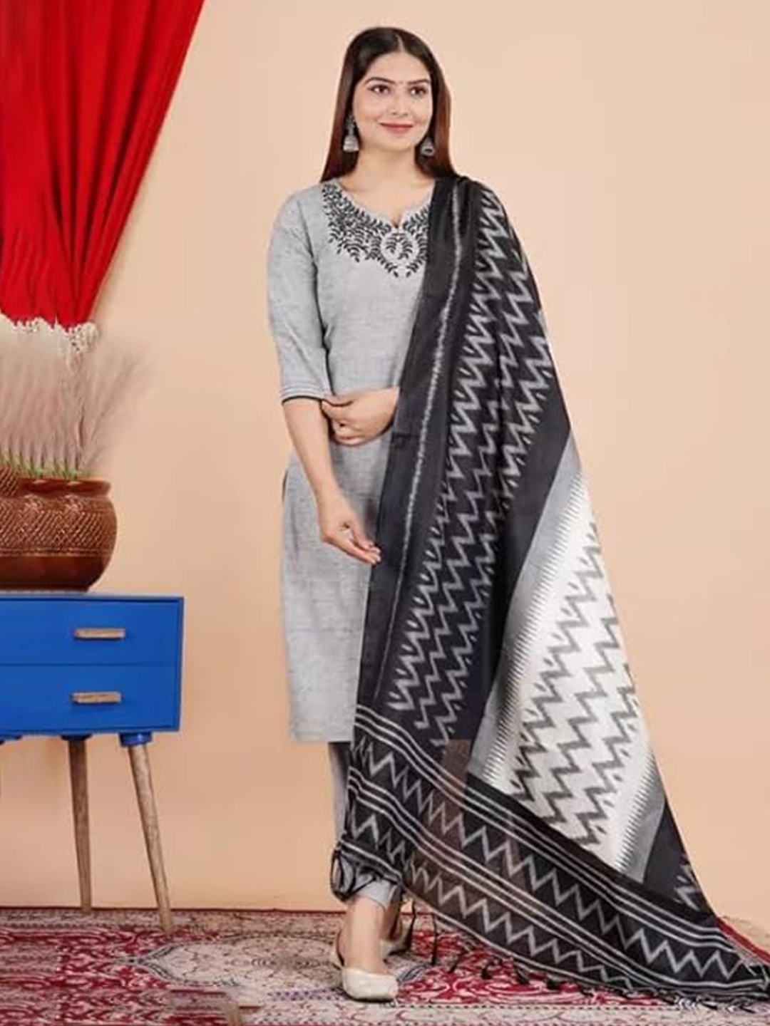 h4u Women Floral Embroidered Regular Thread Work Kurta with Trousers & With Dupatta, Grey
h4u Women Floral Embroidered Regular Thread Work Kurta with Trousers & With Dupatta, Grey